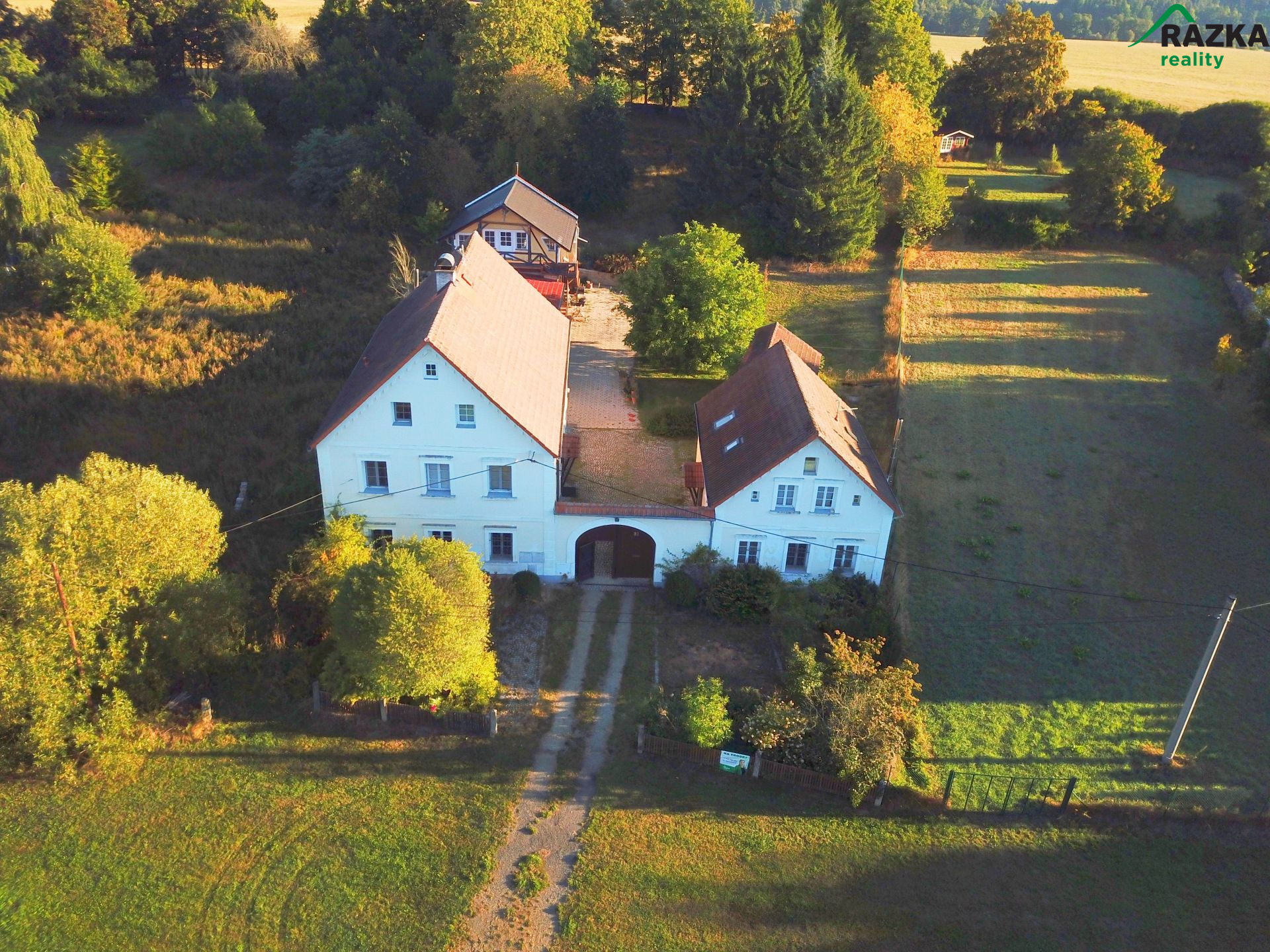 Prodej usedlosti s rozlehlými pozemky v obci Dolní Jadruž - obrázek č.3