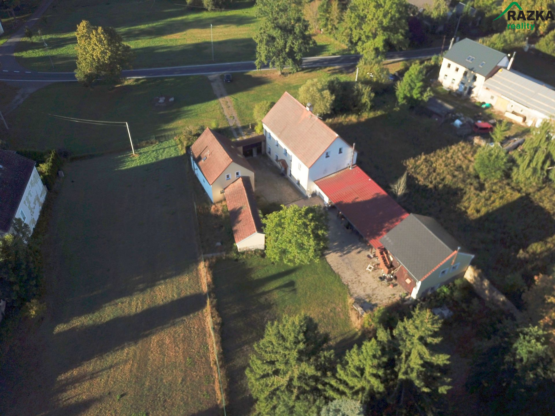 Prodej usedlosti s rozlehlými pozemky v obci Dolní Jadruž - obrázek č.4