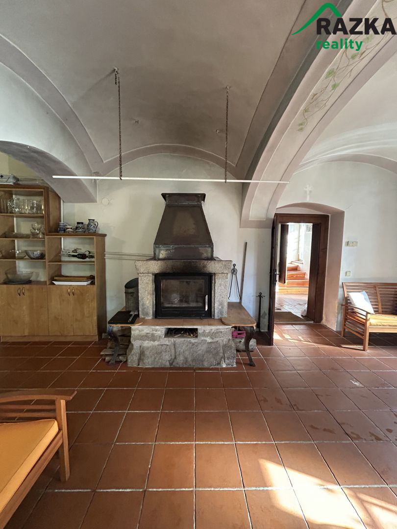 Prodej usedlosti s rozlehlými pozemky v obci Dolní Jadruž - obrázek č.8