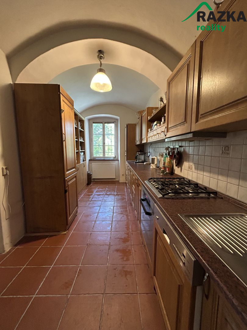 Prodej usedlosti s rozlehlými pozemky v obci Dolní Jadruž - obrázek č.9