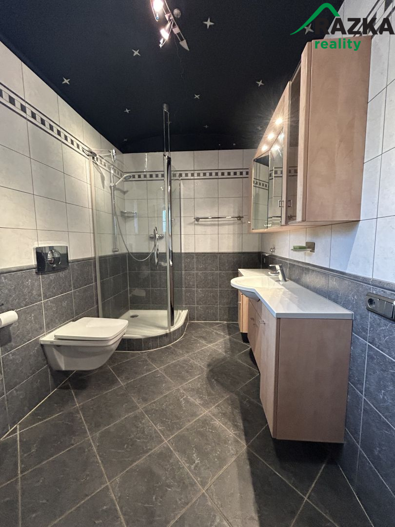 Prodej usedlosti s rozlehlými pozemky v obci Dolní Jadruž - obrázek č.10