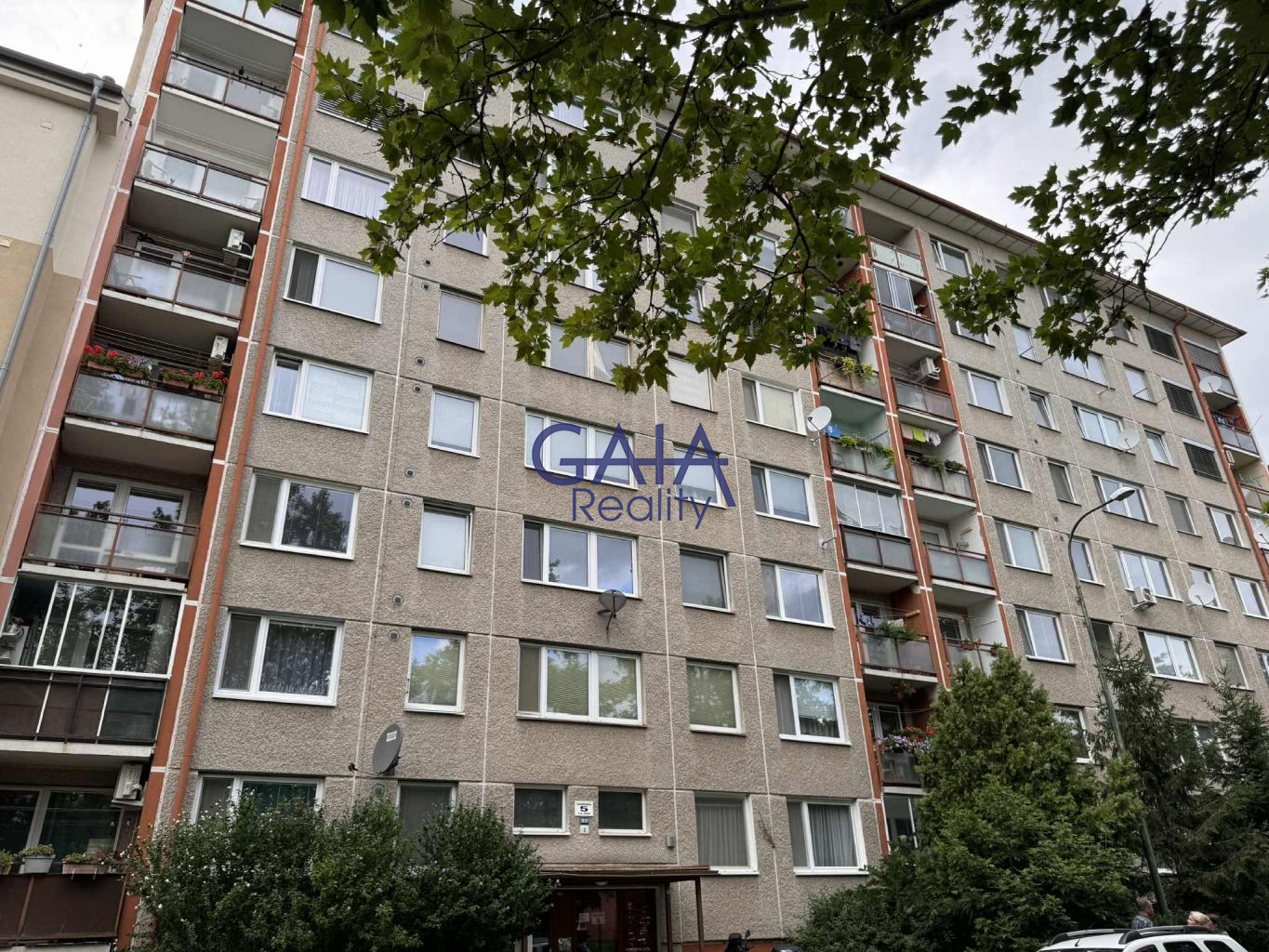 Podnájem bytu 3 +1 s balkonem nedaleko centra města - titulní obrázek--