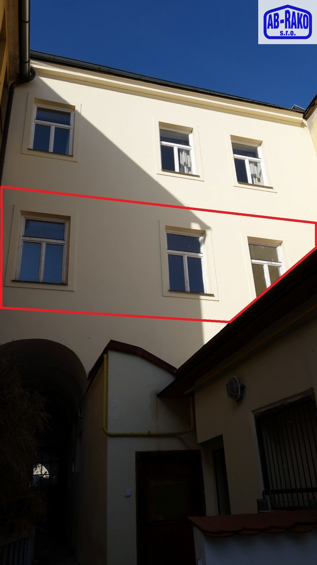 Výnosový byt 2+KK+šatna v histor. centru Jindřichova Hradce - titulní obrázek--