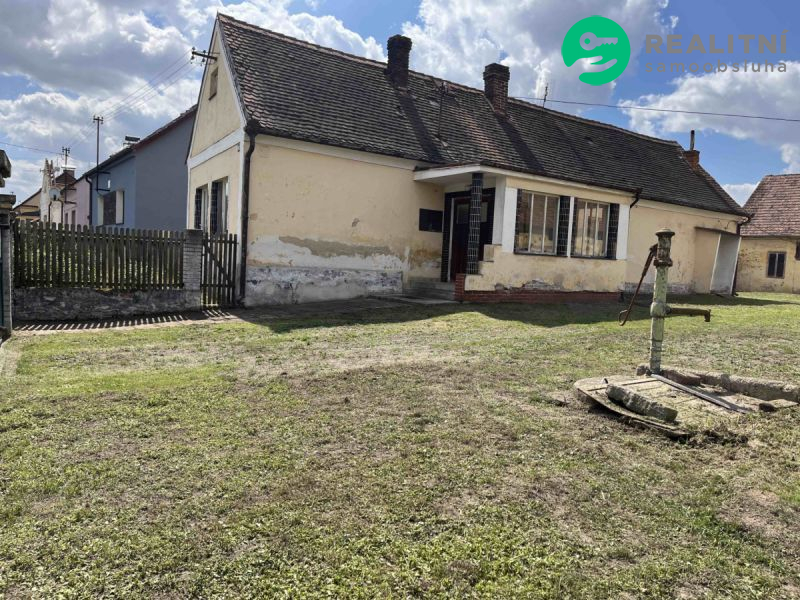 pozemek_907_m²_s_domem_a_stodolou_v_klidne_casti_obce_vstis“