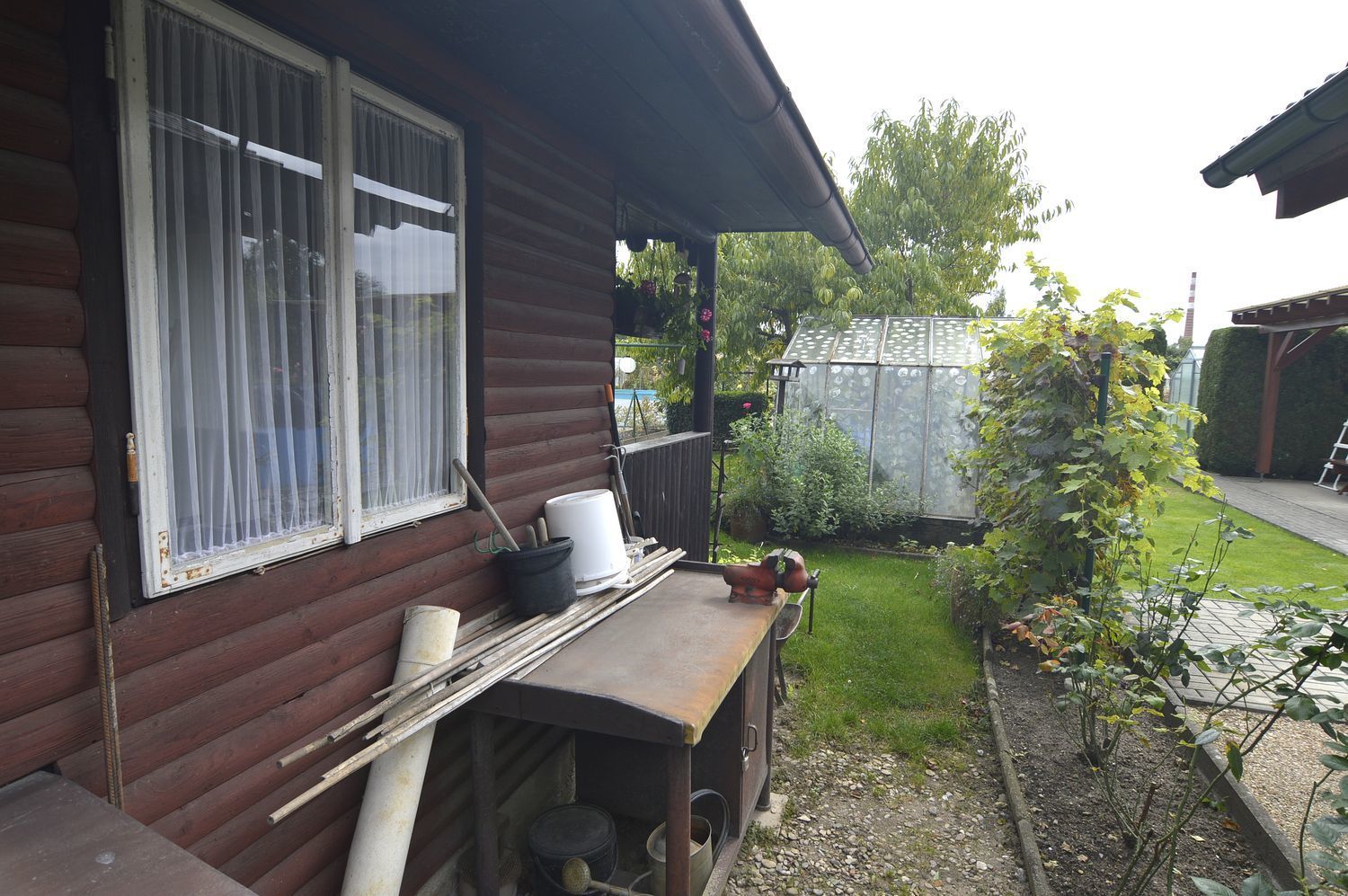 Udržovaná zahrádka se zahradní chatkou v Týništi nad Orlicí. - obrázek č.6