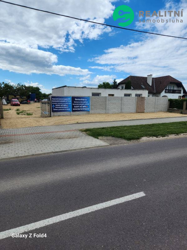 „prostorny_stavebni_pozemek_2_670_m²_s_mobilnim_domem_a_halou_–_bozice_okr._znojmo“