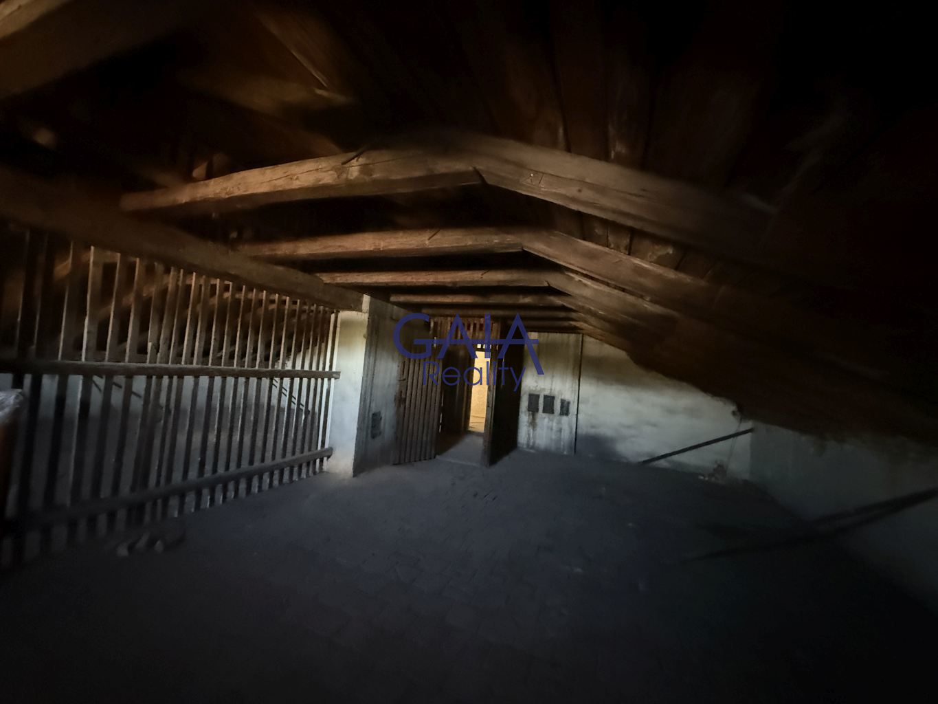 Investiční projekt: třípodlažní budova s rozsáhlým pozemkem - obrázek č.21