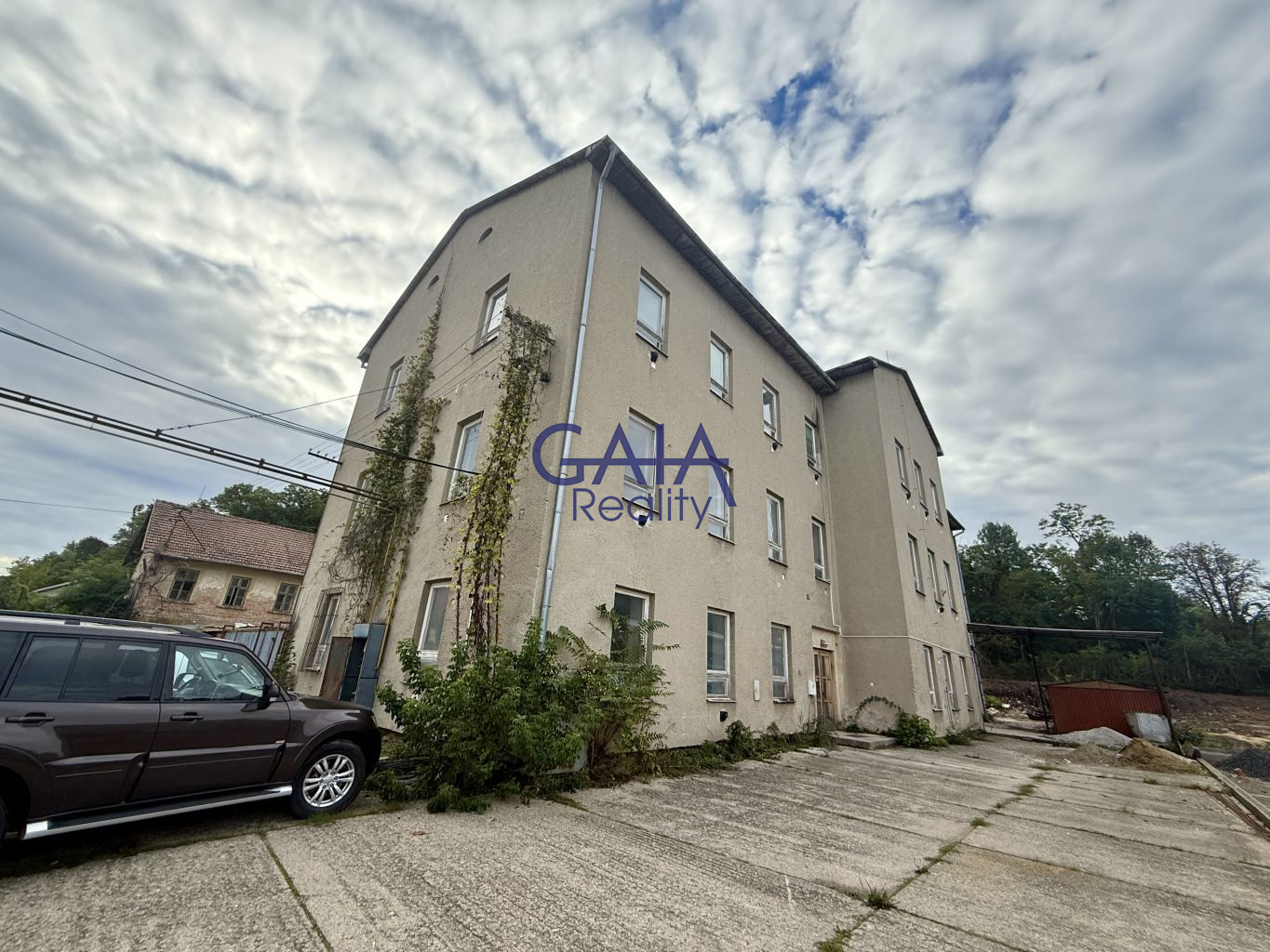Investiční projekt: třípodlažní budova s rozsáhlým pozemkem - obrázek č.23