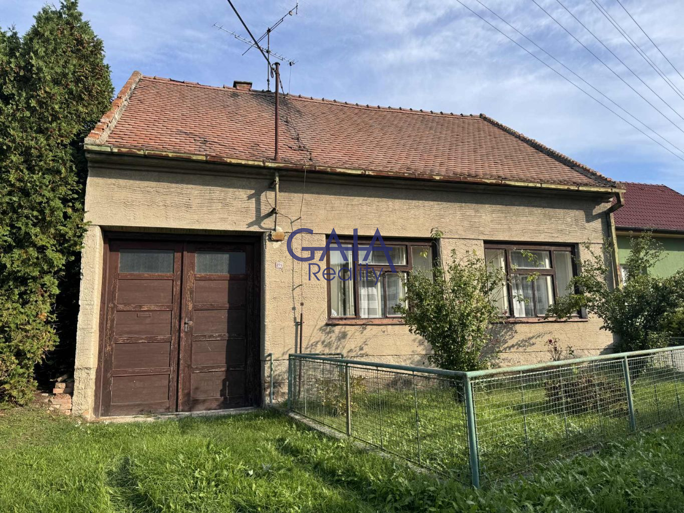 K prodeji rodinný dům 2+1 k rekonstrukci v klidné části obce - titulní obrázek--