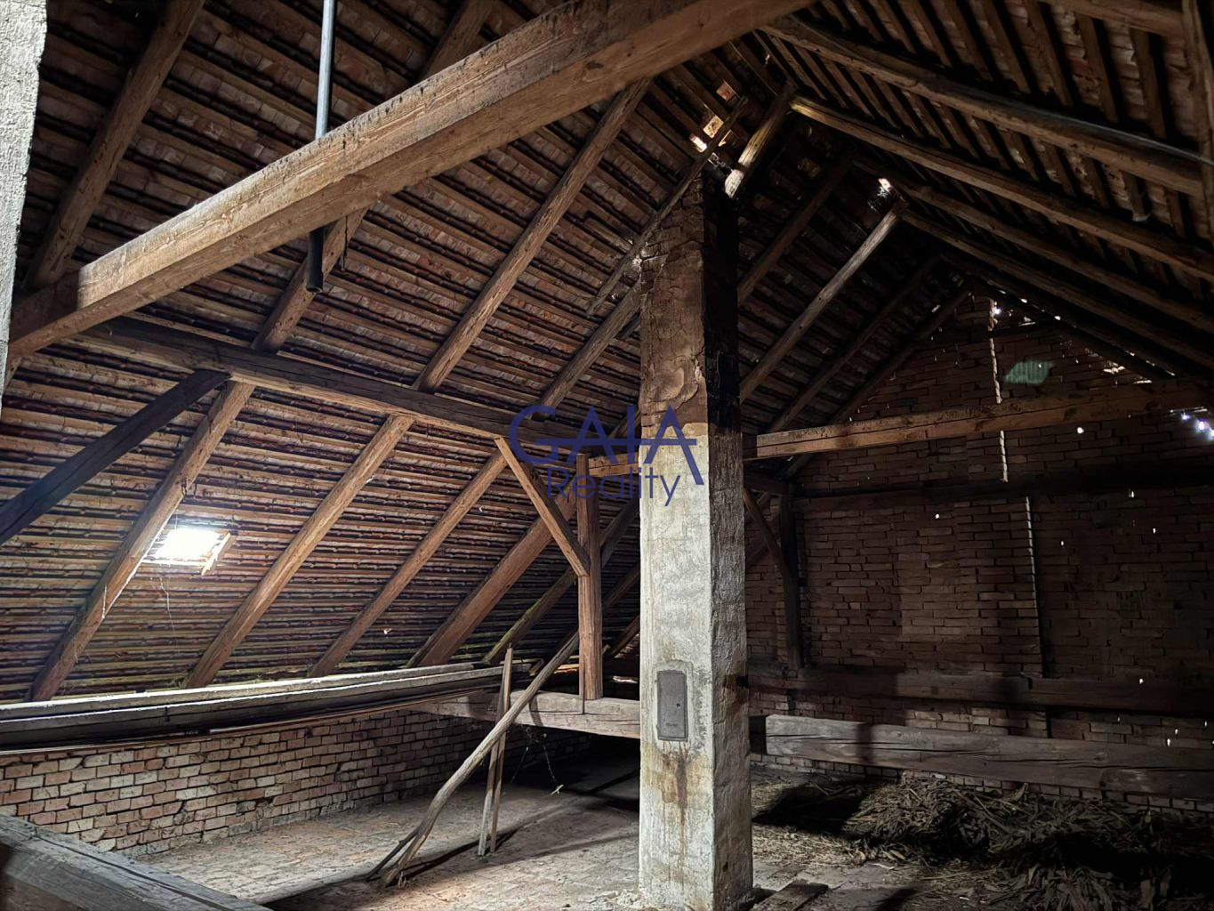 K prodeji rodinný dům 2+1 k rekonstrukci v klidné části obce - obrázek č.10