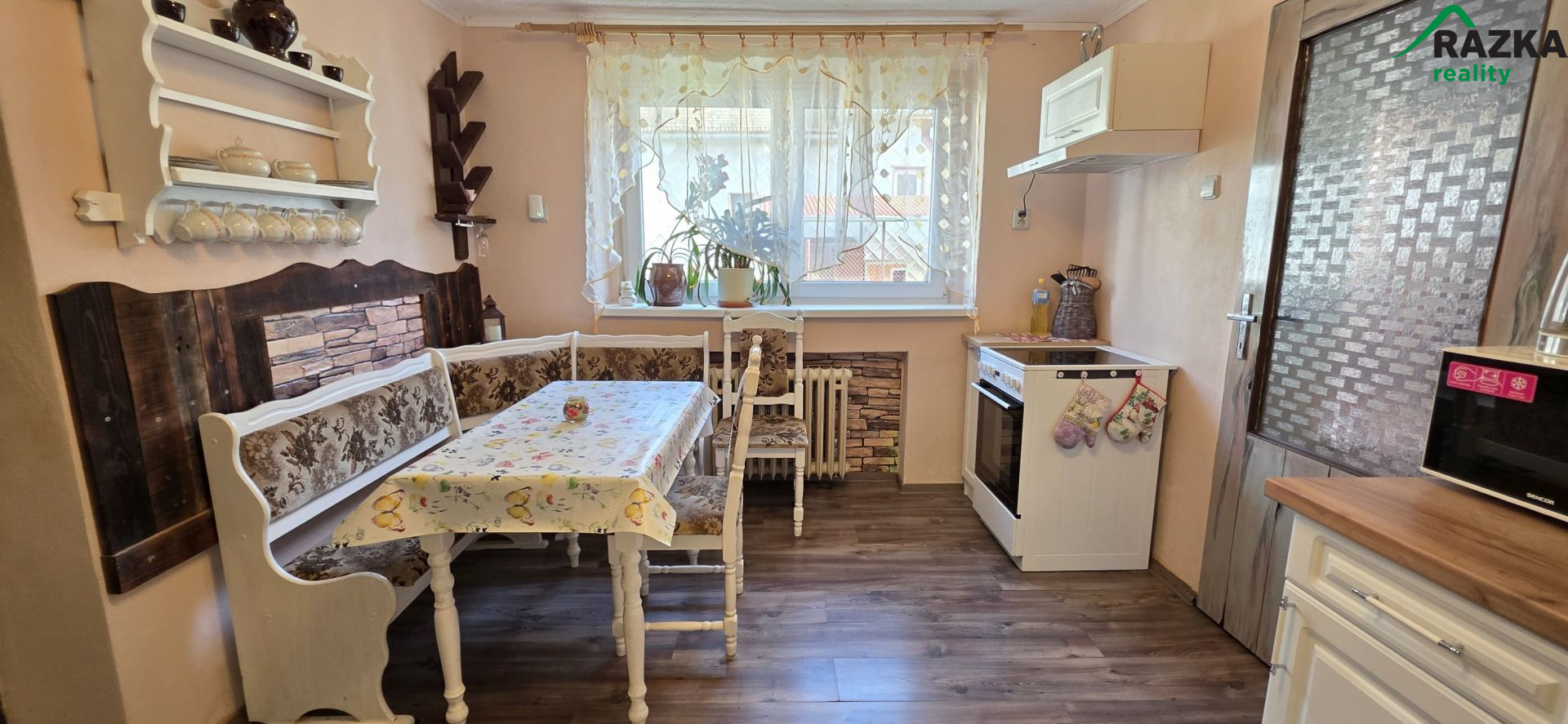 Rodinný dům 5+1 (280 m2) se zahradou Tisová - Hlinné - obrázek č.6