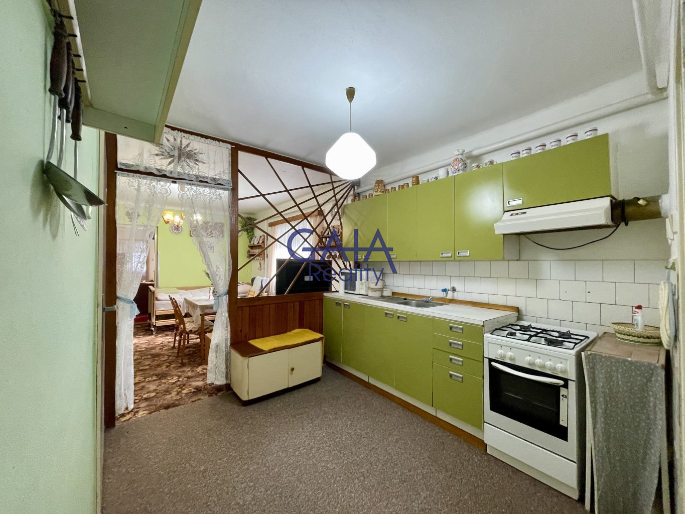 Prostorný rodinný dům s velkou zahradou a garáží - obrázek č.2