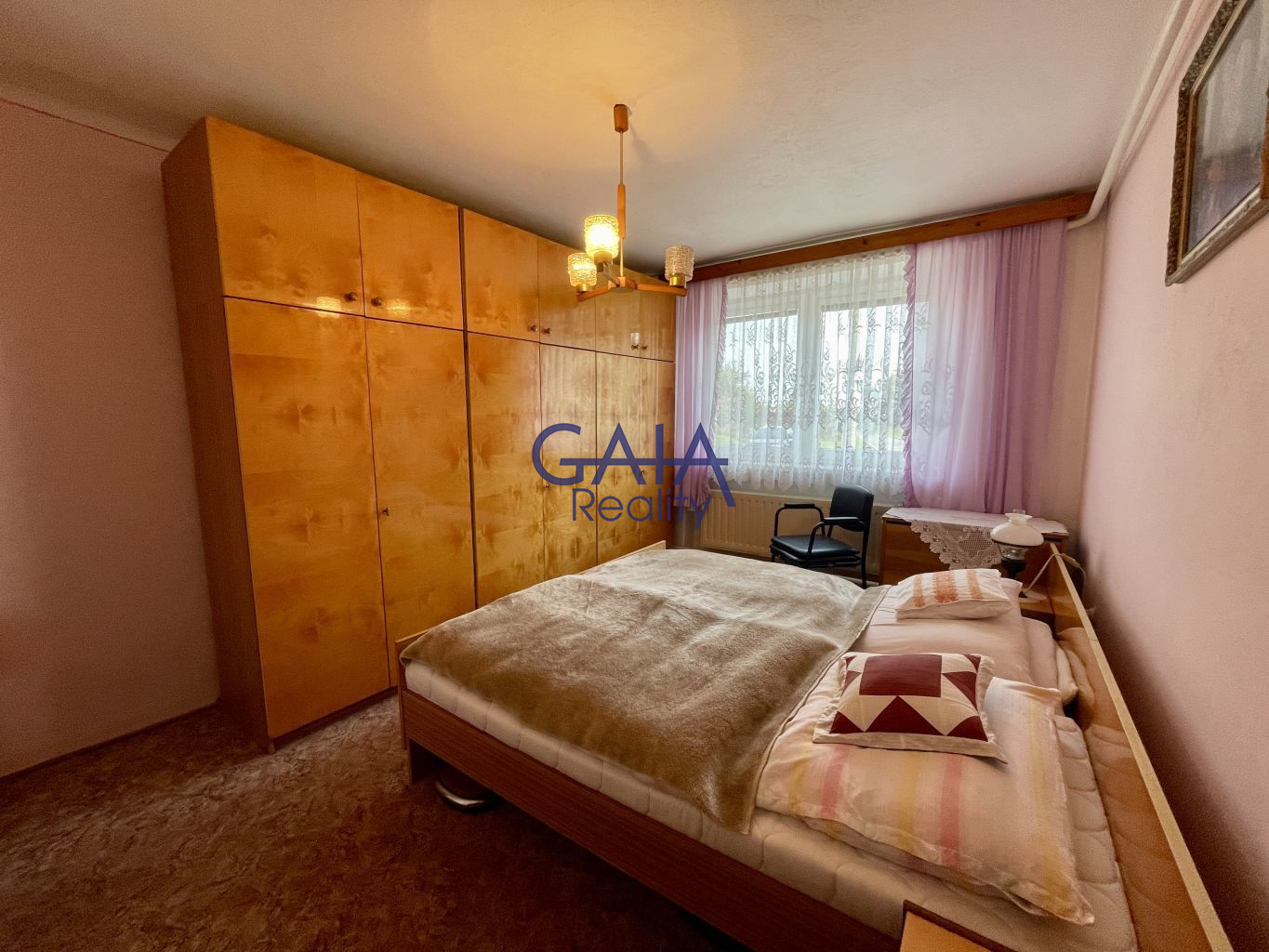 Prostorný rodinný dům s velkou zahradou a garáží - obrázek č.7