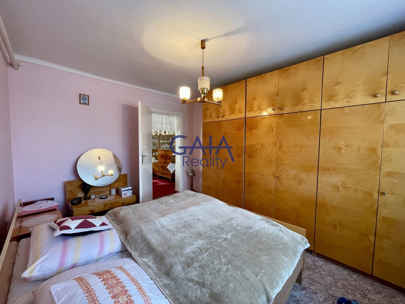 Prostorný rodinný dům s velkou zahradou a garáží - obrázek č.8