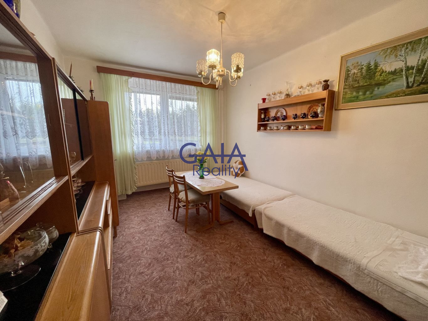 Prostorný rodinný dům s velkou zahradou a garáží - obrázek č.10