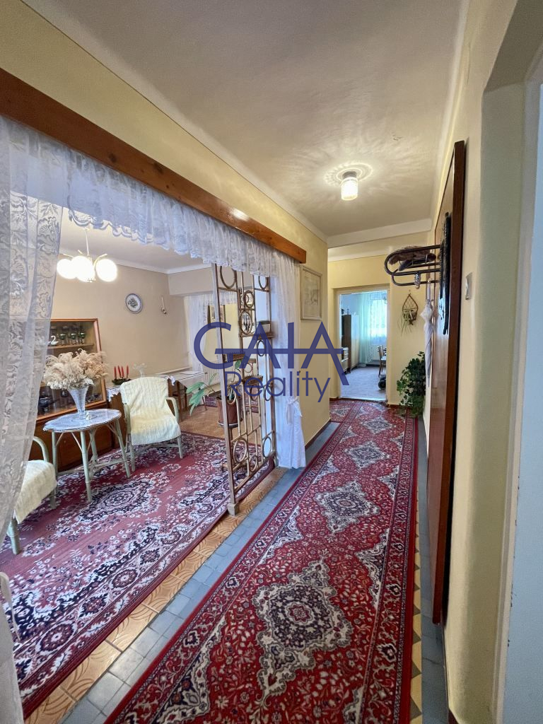 Prostorný rodinný dům s velkou zahradou a garáží - obrázek č.12