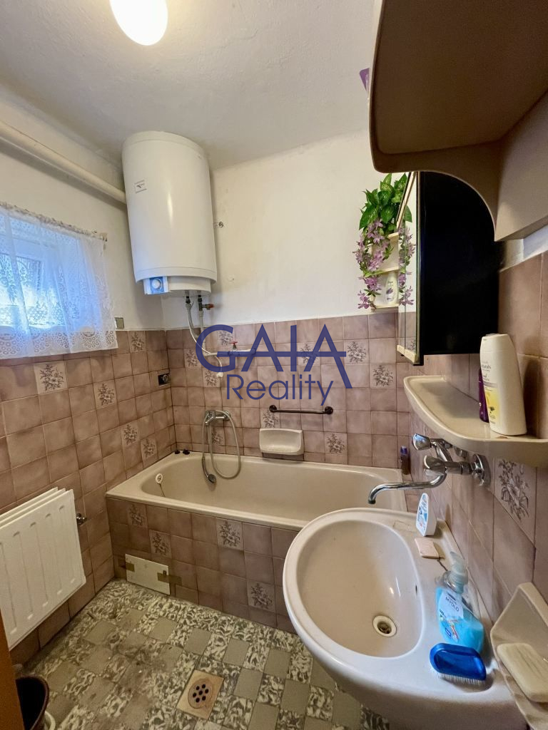 Prostorný rodinný dům s velkou zahradou a garáží - obrázek č.13