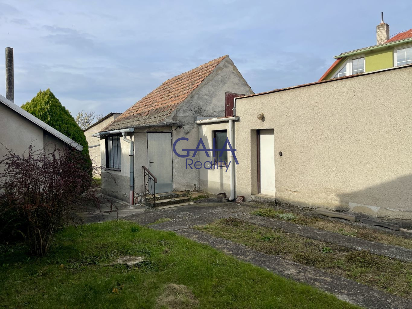 Prostorný rodinný dům s velkou zahradou a garáží - obrázek č.15