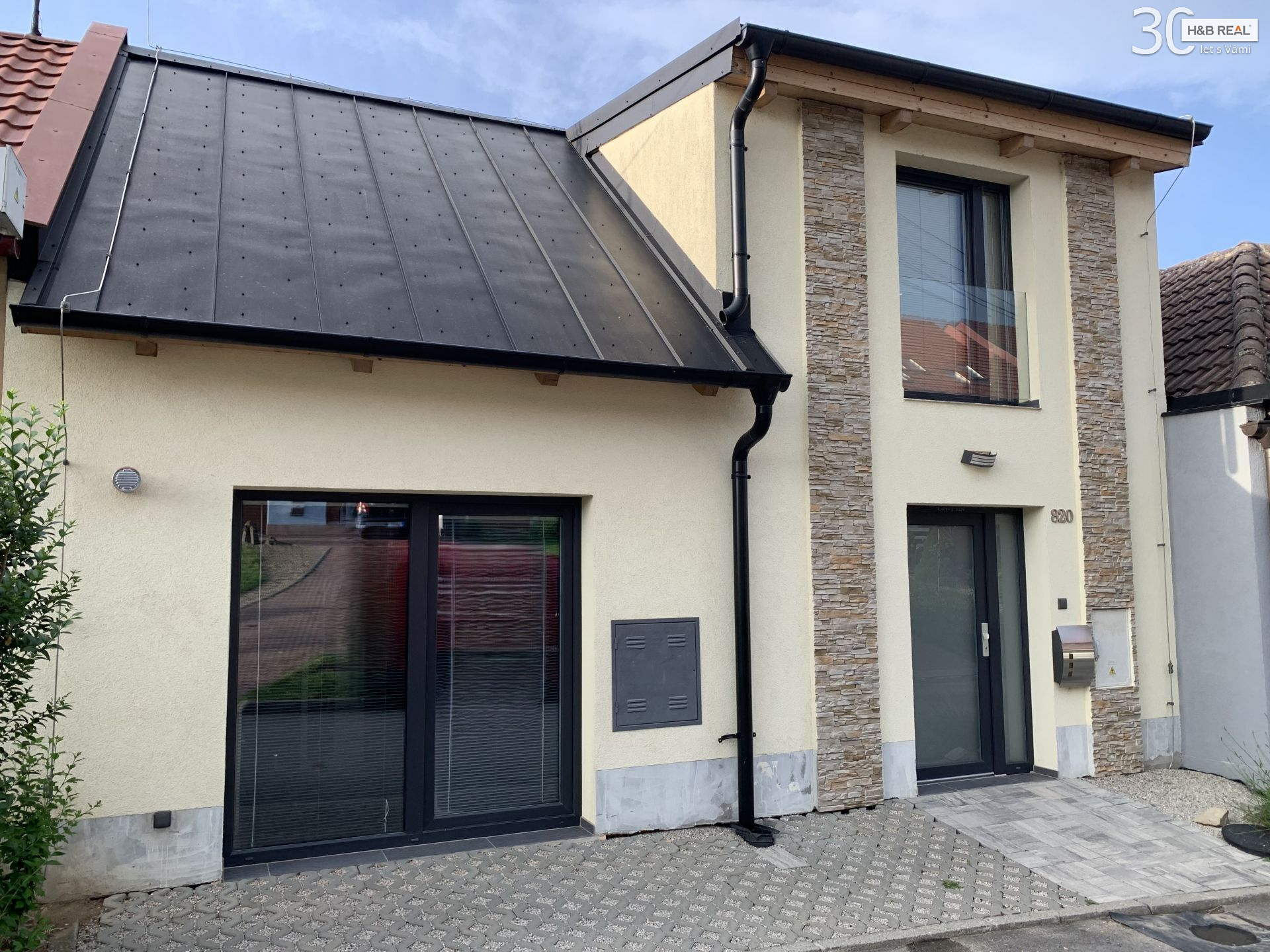 Pronájem luxusního RD   - titulní obrázek--