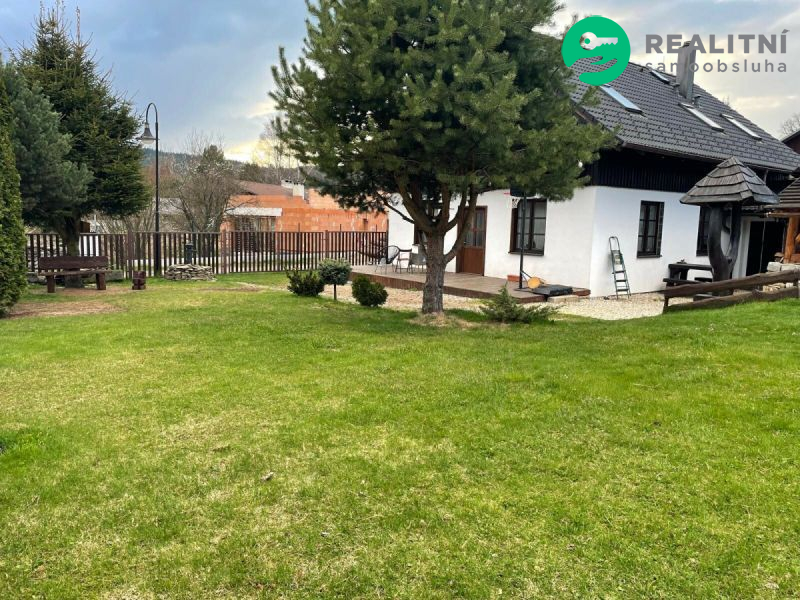 Malebný rodinný dům ve stylu venkovské chalupy - obrázek č.2