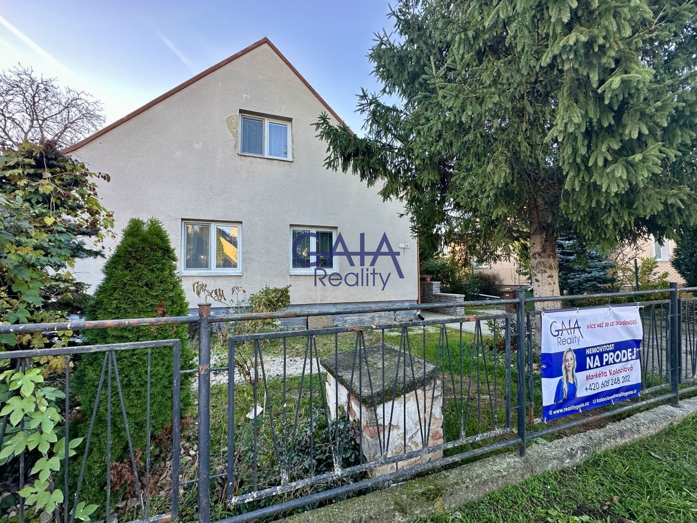 RD s rovinatým pozemkem a bazénem - titulní obrázek--