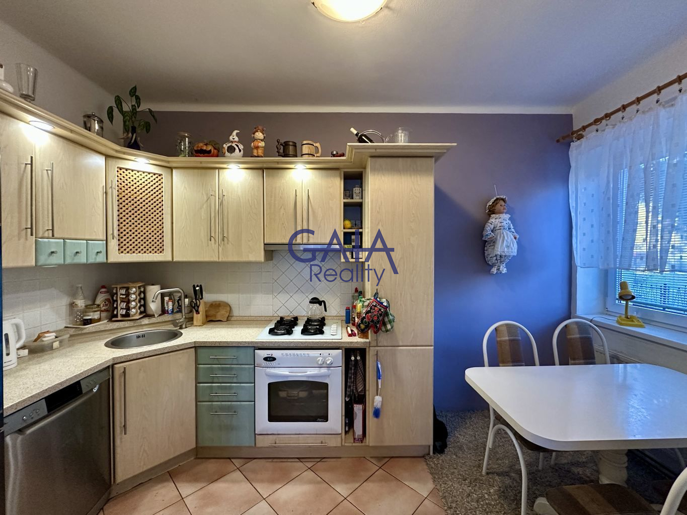 RD s rovinatým pozemkem a bazénem - obrázek č.2