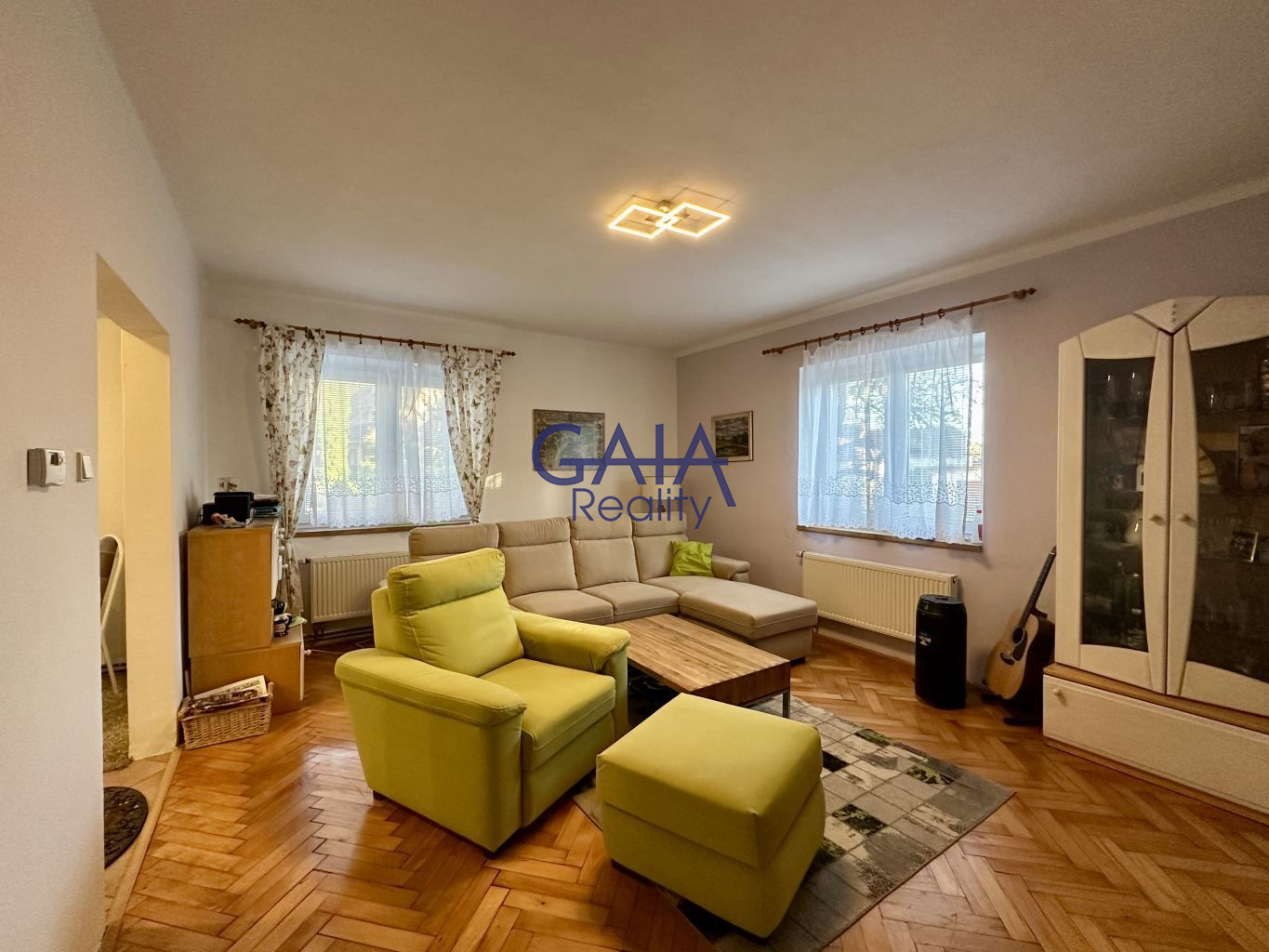 RD s rovinatým pozemkem a bazénem - obrázek č.3