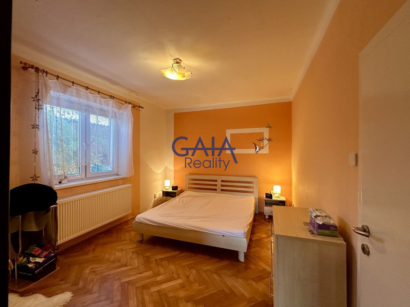 RD s rovinatým pozemkem a bazénem - obrázek č.4