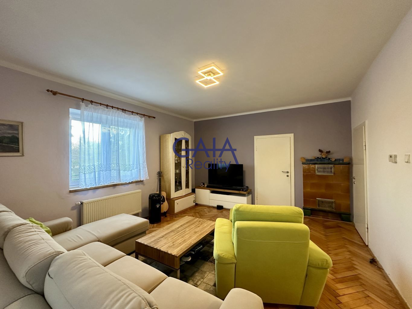 RD s rovinatým pozemkem a bazénem - obrázek č.5