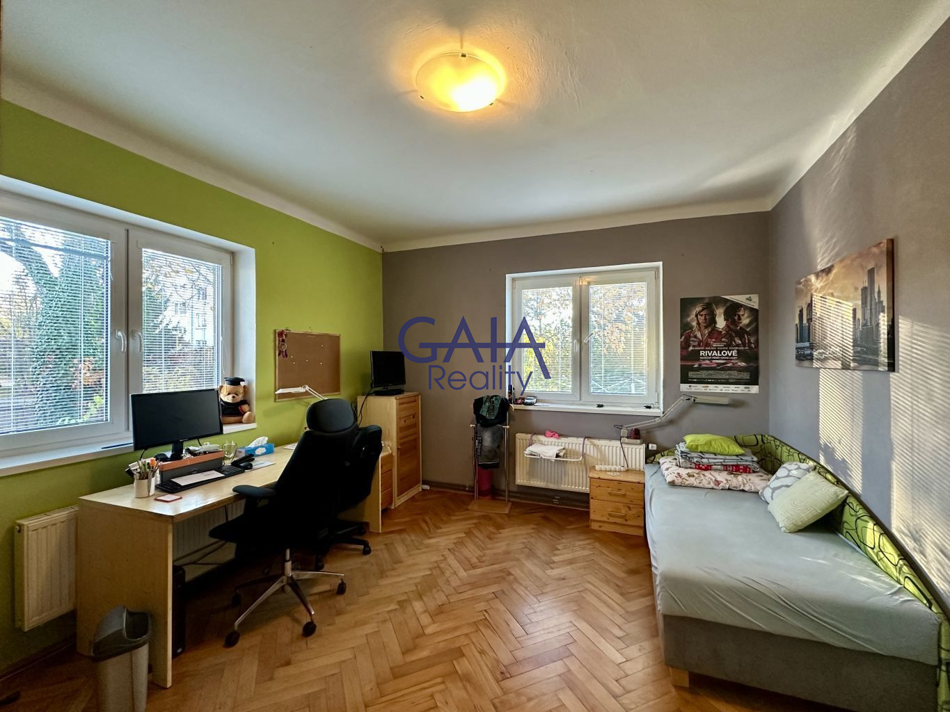 RD s rovinatým pozemkem a bazénem - obrázek č.6