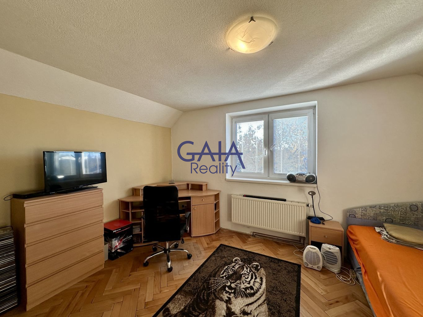 RD s rovinatým pozemkem a bazénem - obrázek č.7