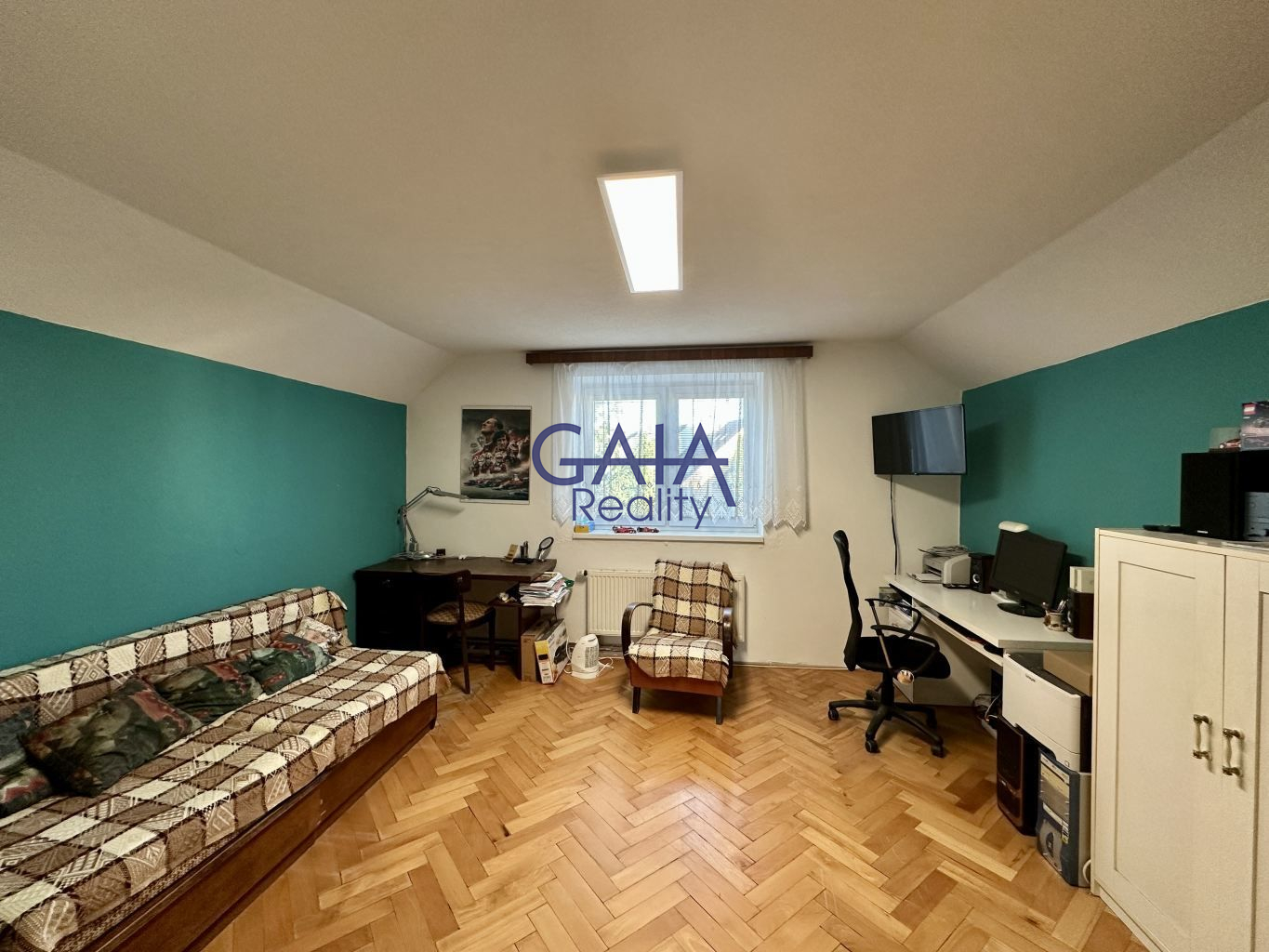 RD s rovinatým pozemkem a bazénem - obrázek č.8