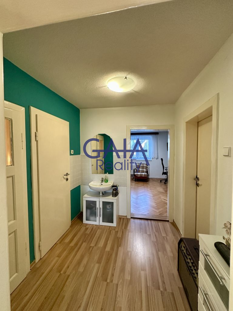 RD s rovinatým pozemkem a bazénem - obrázek č.9