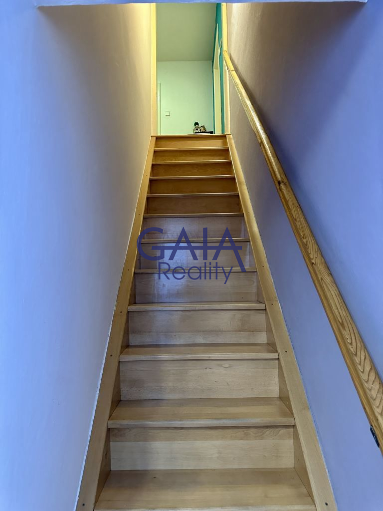 RD s rovinatým pozemkem a bazénem - obrázek č.10