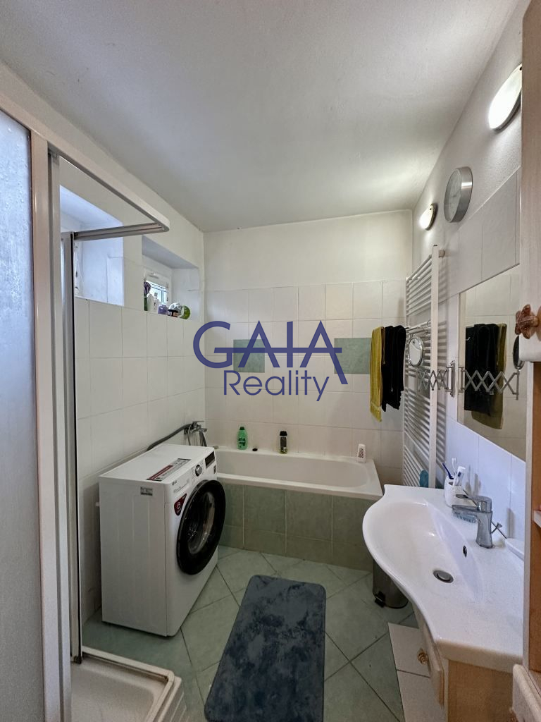 RD s rovinatým pozemkem a bazénem - obrázek č.11