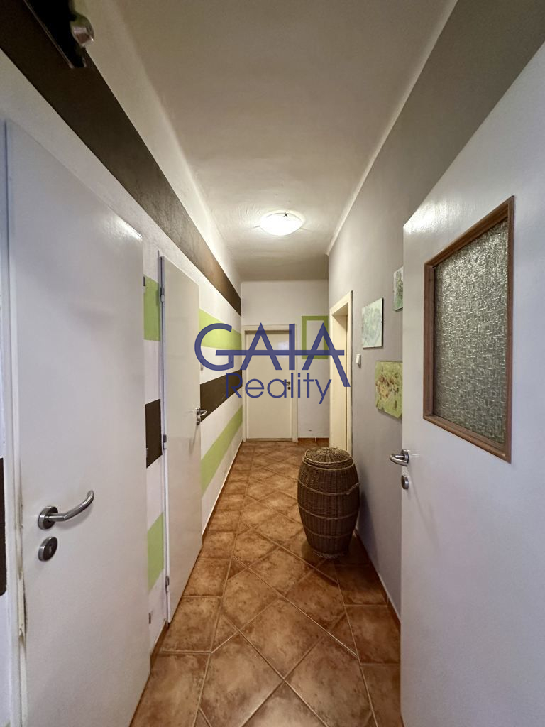 RD s rovinatým pozemkem a bazénem - obrázek č.12