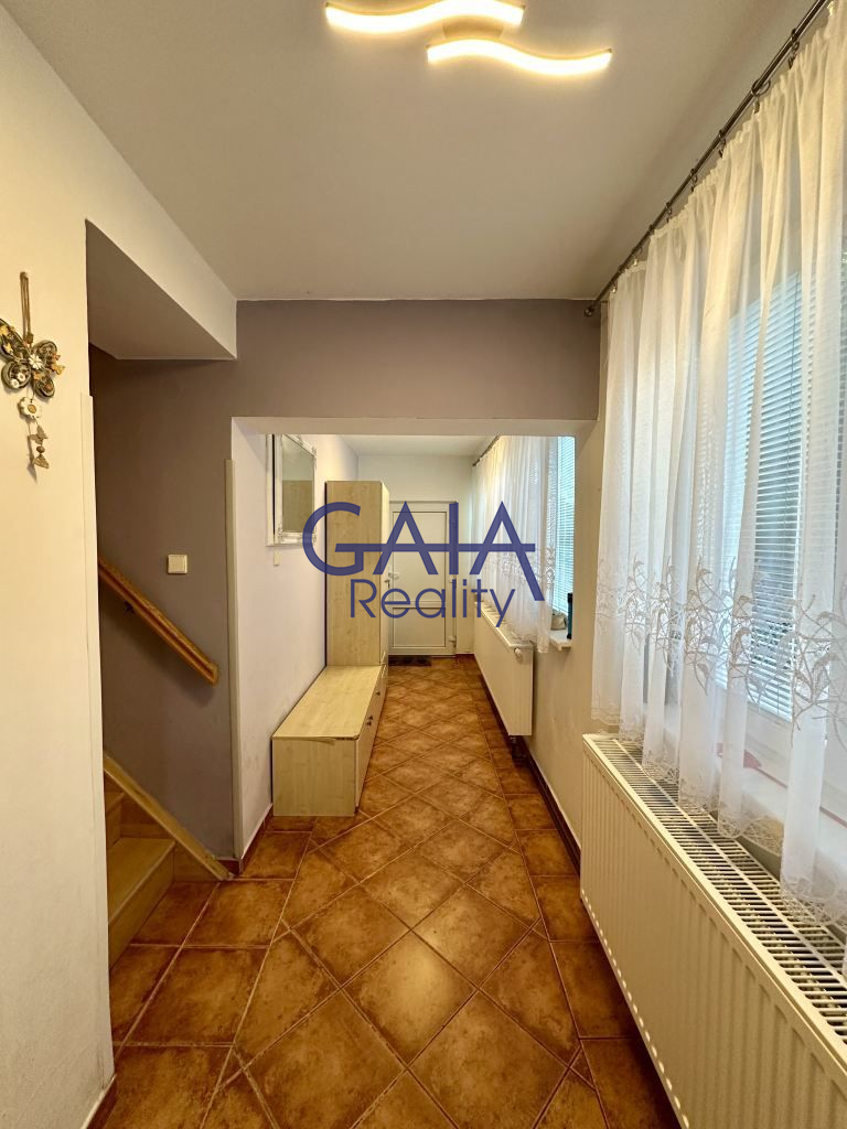 RD s rovinatým pozemkem a bazénem - obrázek č.13