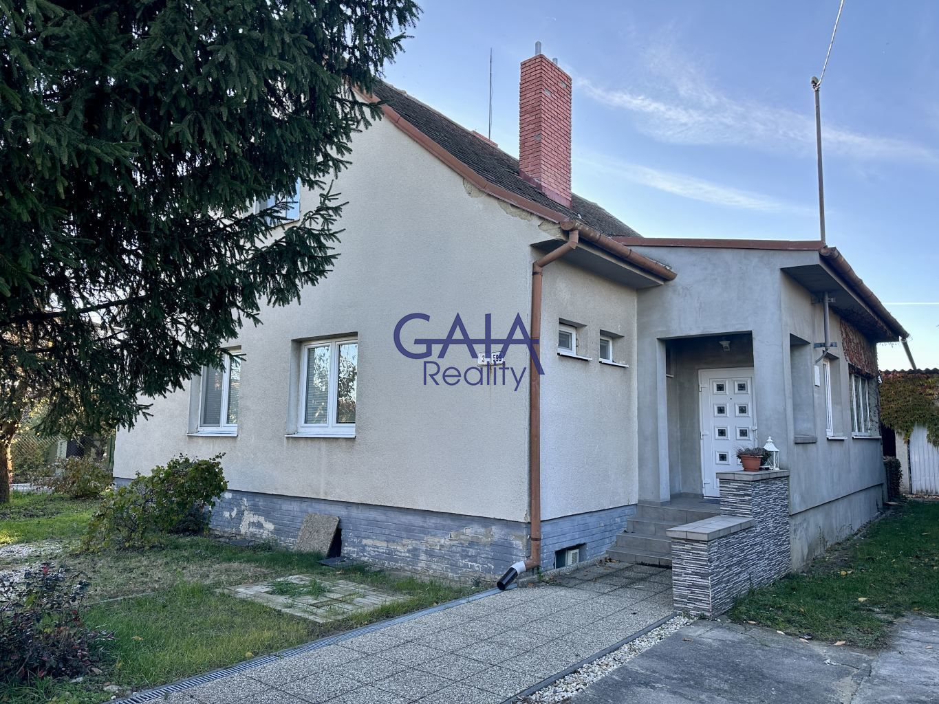 RD s rovinatým pozemkem a bazénem - obrázek č.14