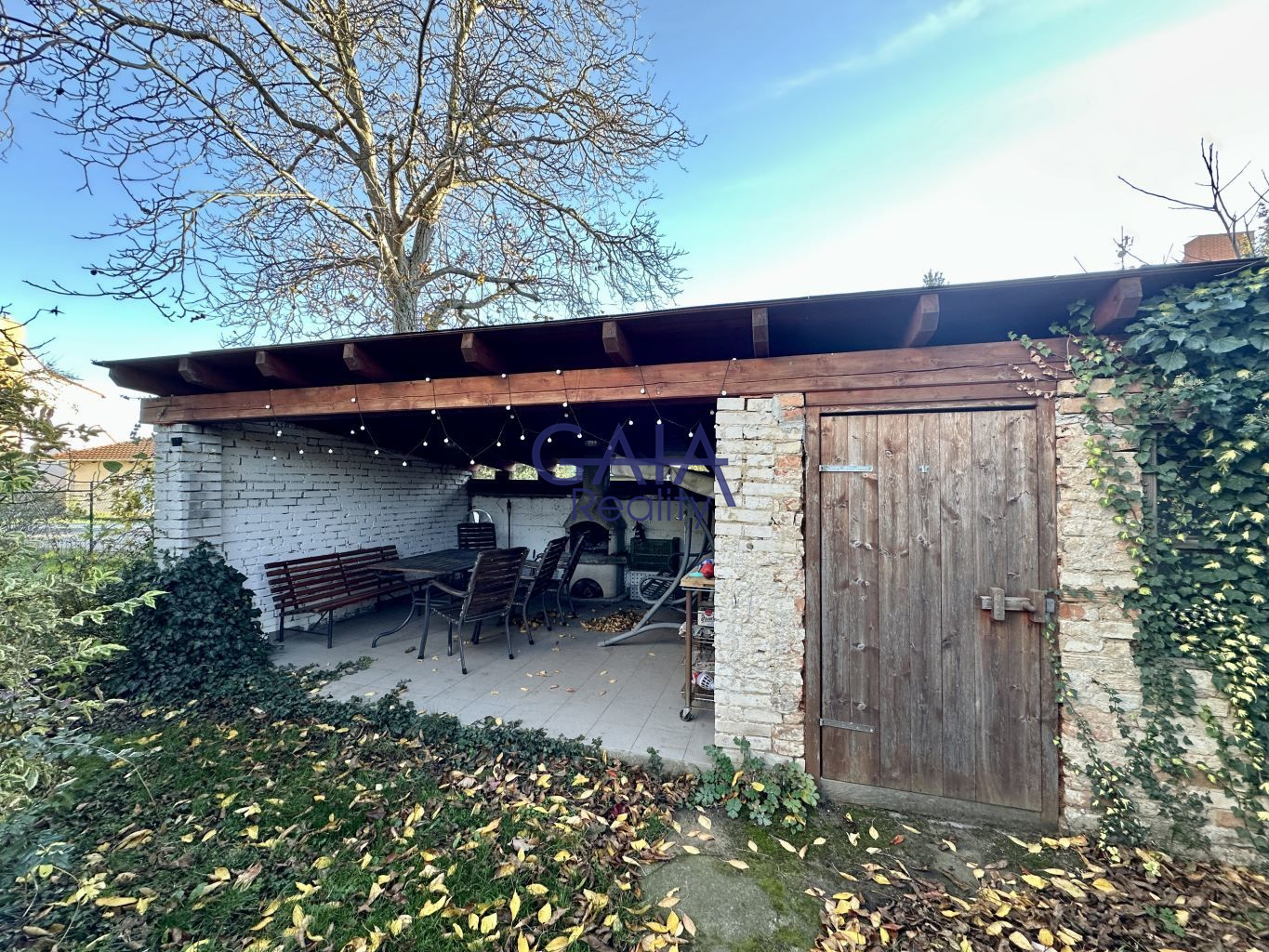 RD s rovinatým pozemkem a bazénem - obrázek č.15