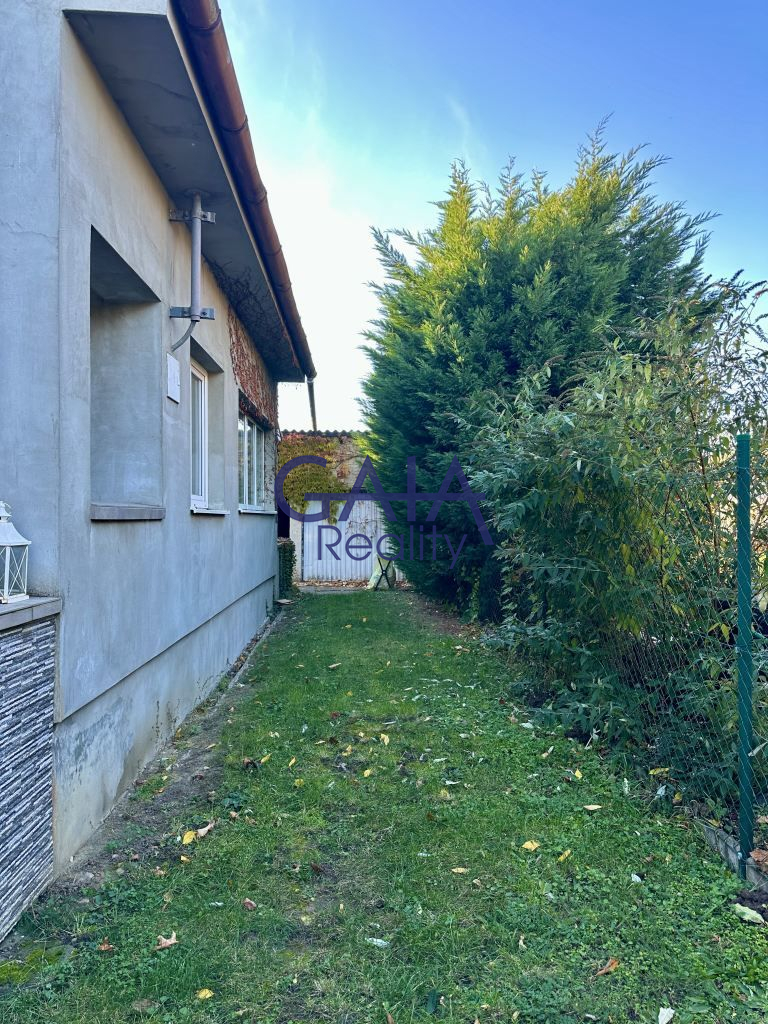 RD s rovinatým pozemkem a bazénem - obrázek č.16