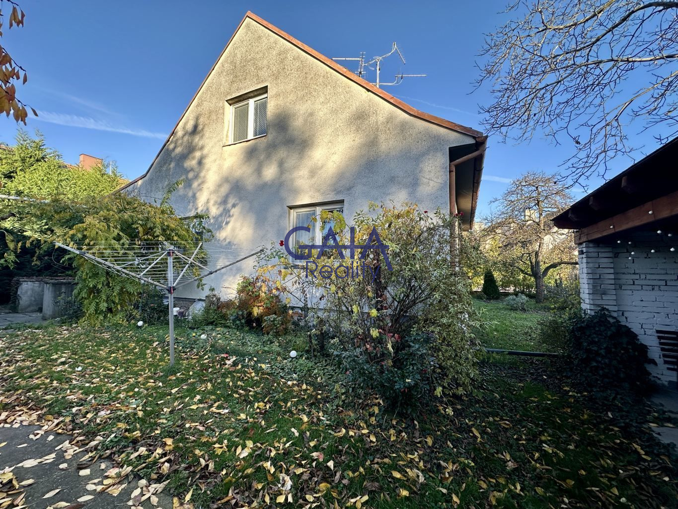 RD s rovinatým pozemkem a bazénem - obrázek č.17