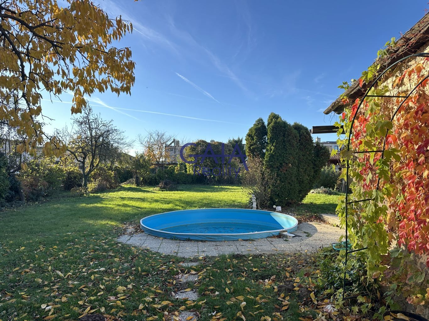 RD s rovinatým pozemkem a bazénem - obrázek č.18