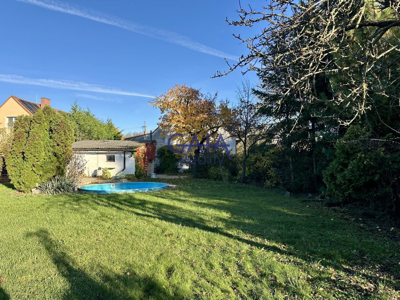 RD s rovinatým pozemkem a bazénem - obrázek č.19