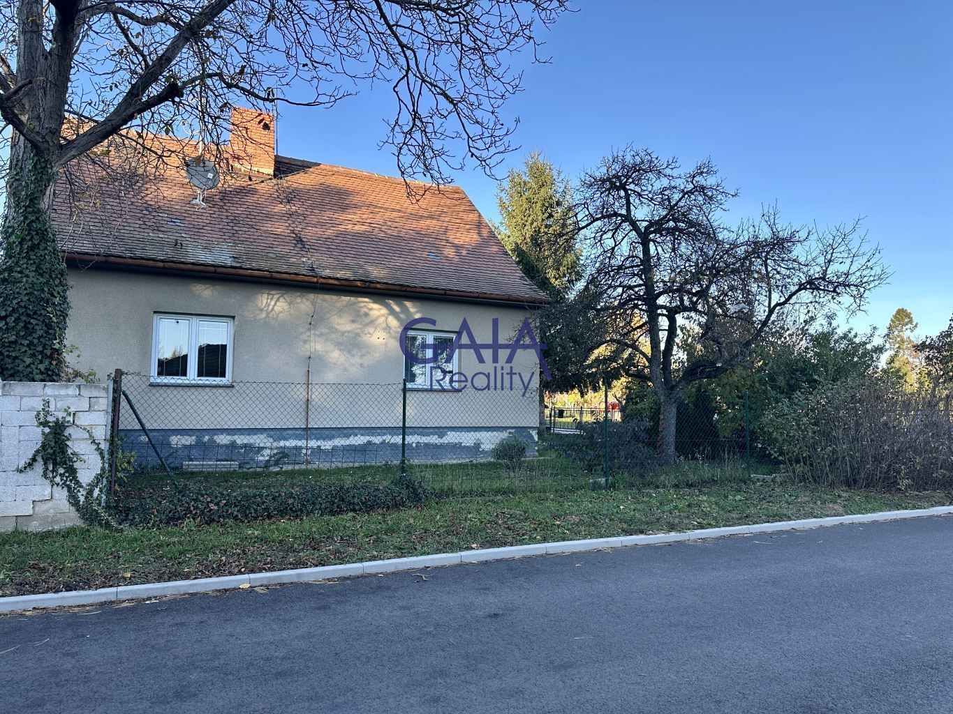 RD s rovinatým pozemkem a bazénem - obrázek č.20