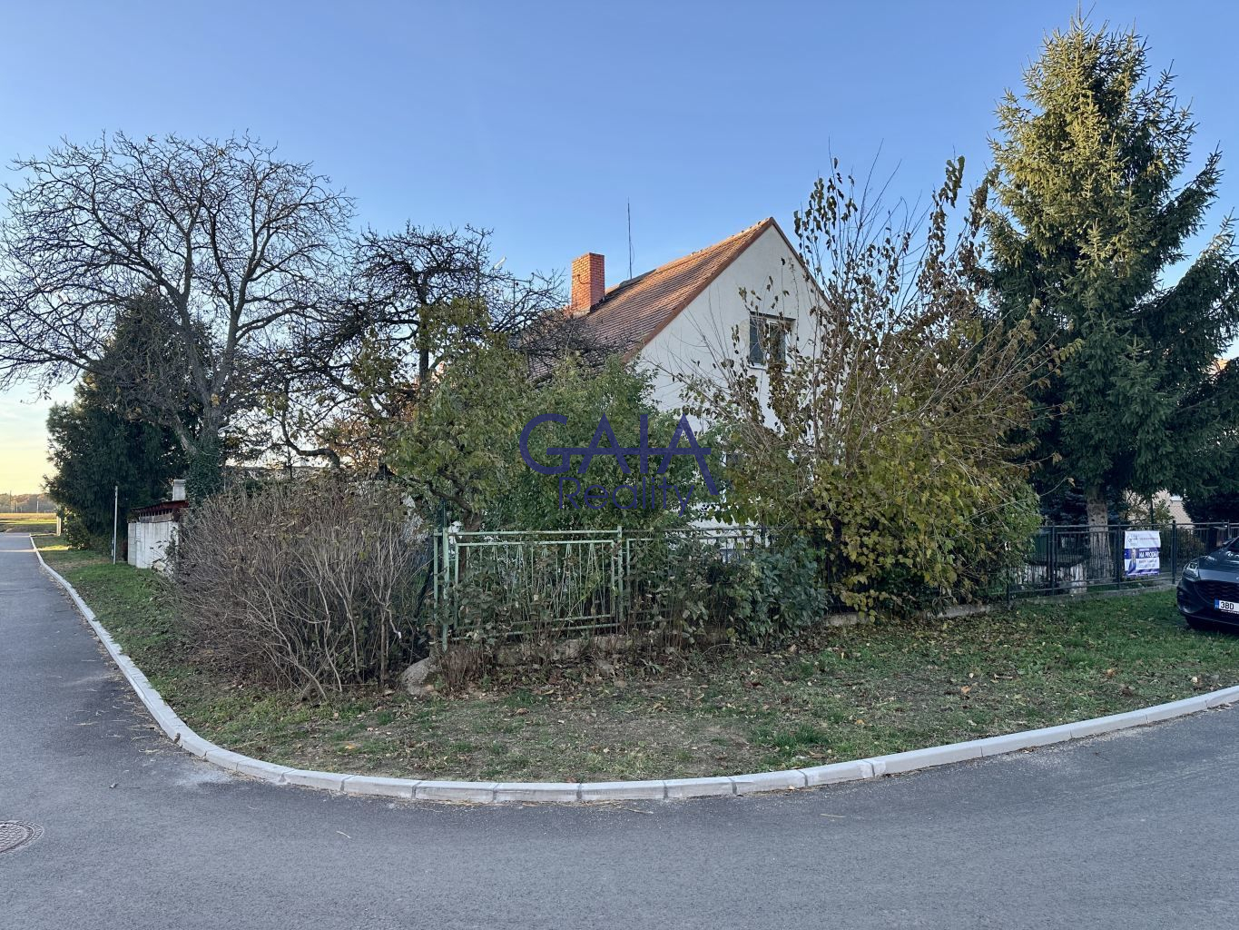 RD s rovinatým pozemkem a bazénem - obrázek č.21