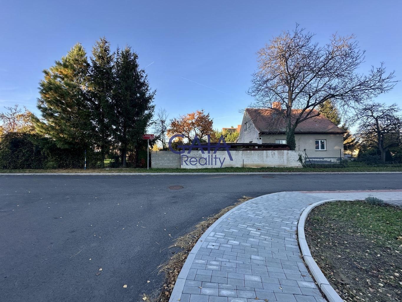 RD s rovinatým pozemkem a bazénem - obrázek č.22