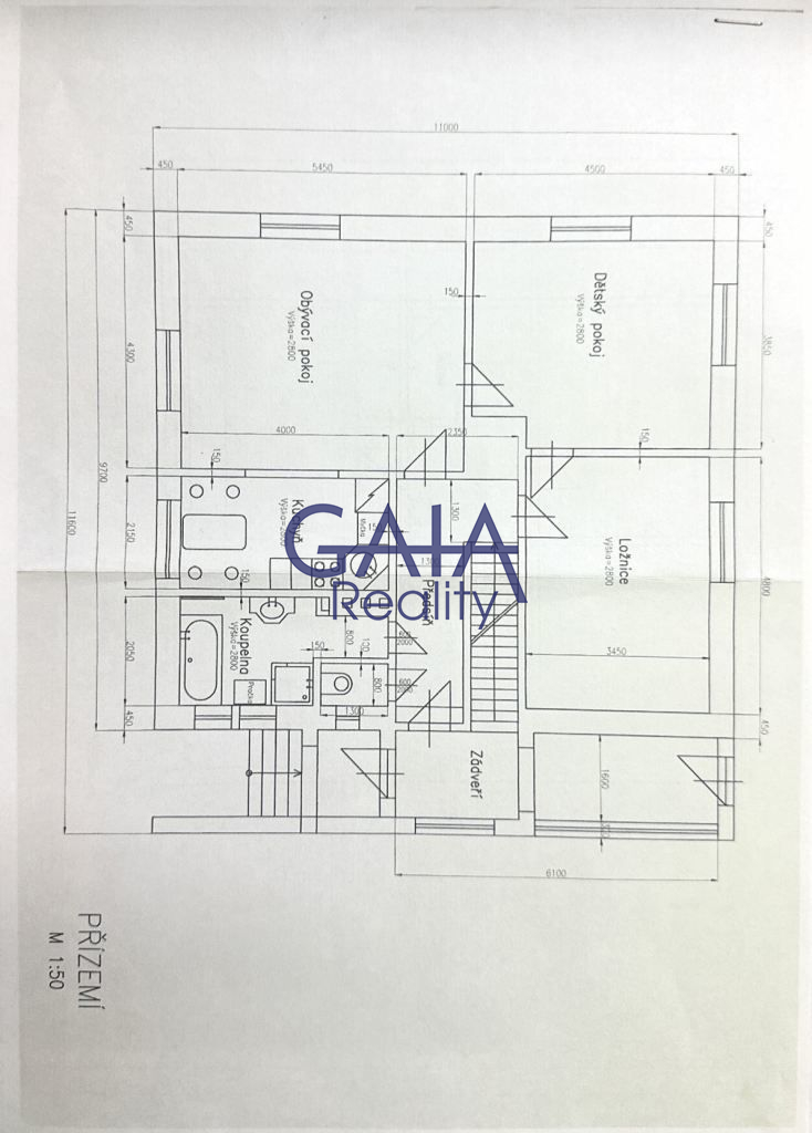 RD s rovinatým pozemkem a bazénem - obrázek č.23