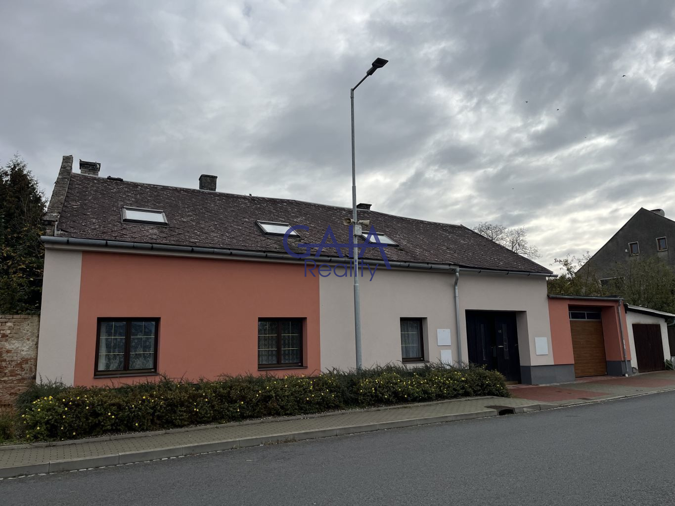 Rodinný dům 7+1 kousek od města i dálnice - titulní obrázek--