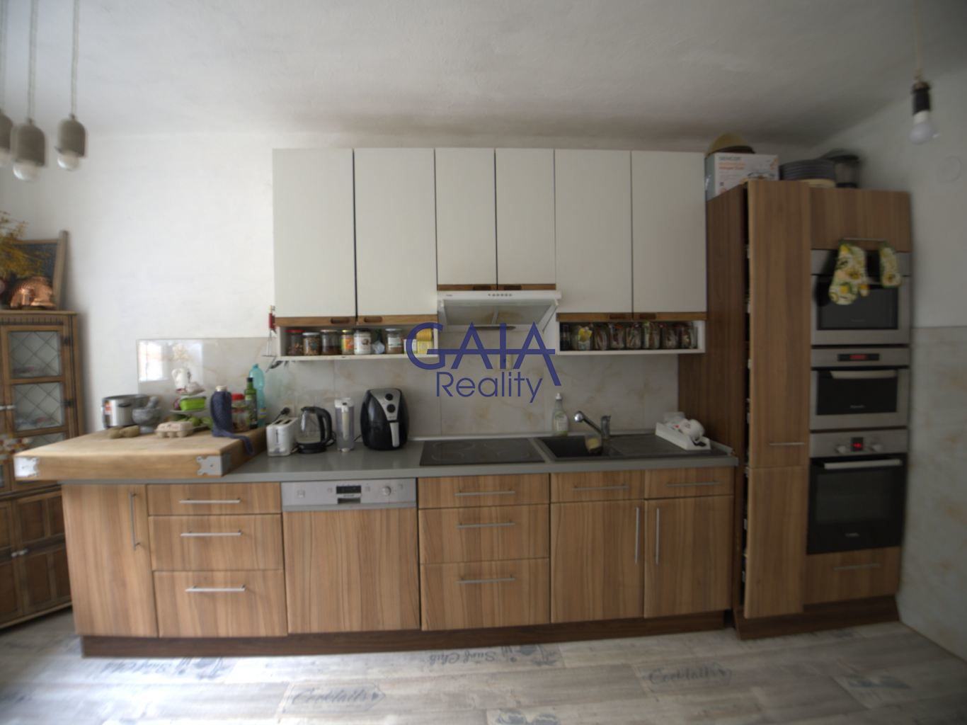 Rodinný dům 7+1 kousek od města i dálnice - obrázek č.2