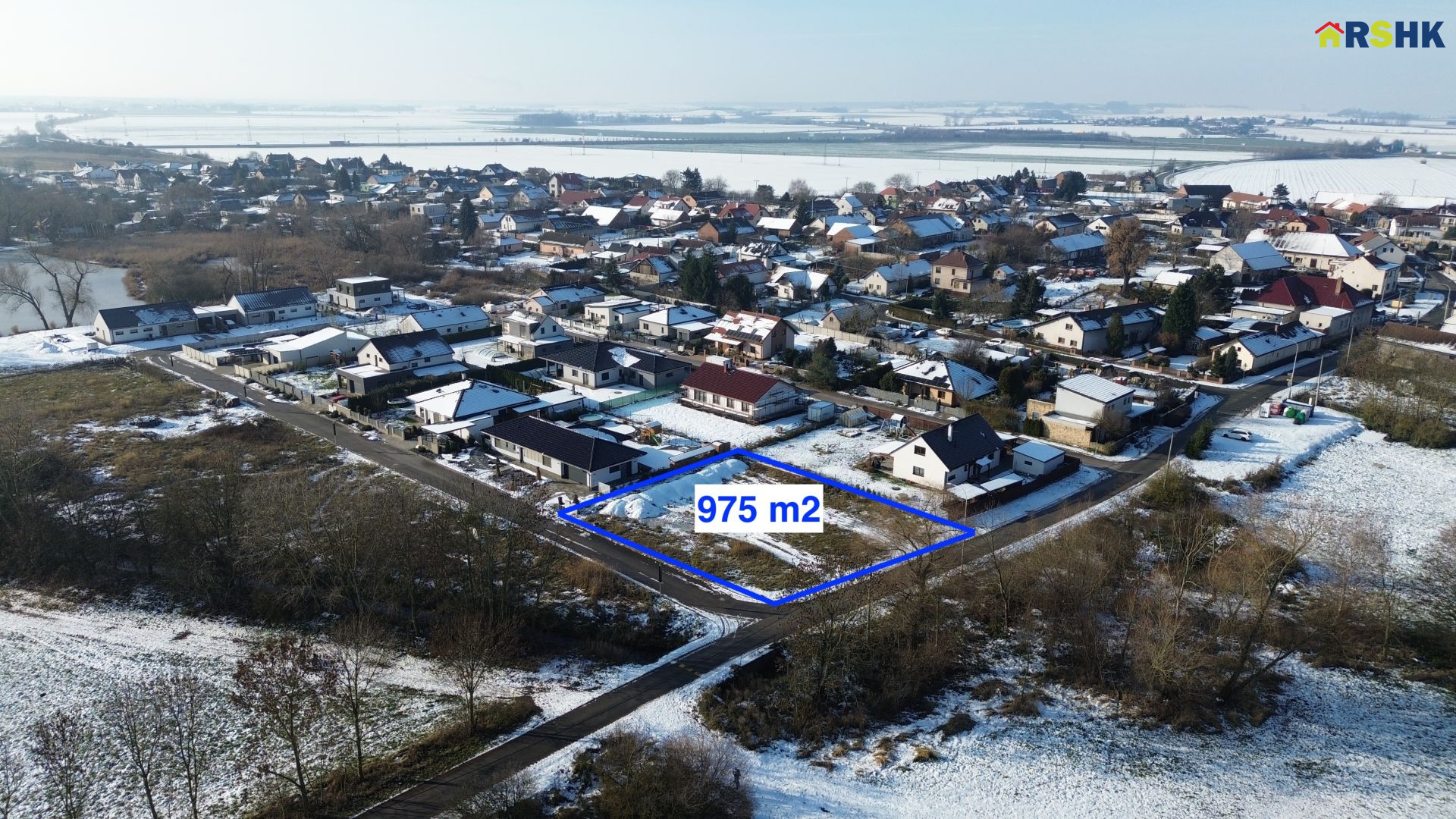 Prodej rohového pozemku 975 m² v obci Libišany - titulní obrázek--